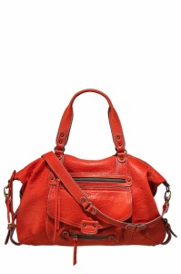 Un sac shopping rouge de chez Abacco.