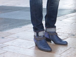 Boots bleus à chaines.
