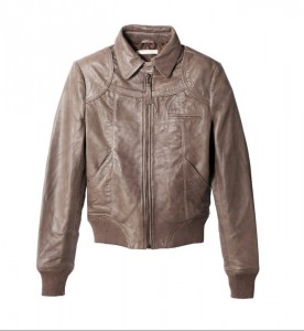 Blouson en cuir taupe.