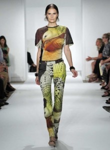 T-shirt et pantalon chez Marc Jacobs.