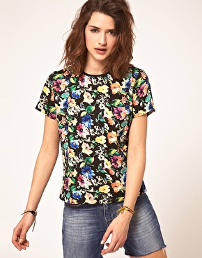 Tee-shirt à fleurs sur Asos.