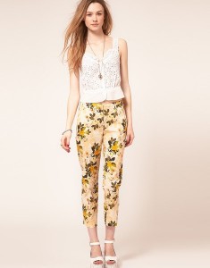 Un pantalon fleuri.