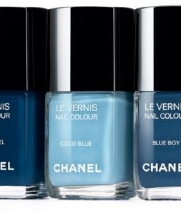 Vernis Chanel bleu.
