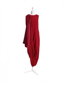 La robe rouge asymétrique.